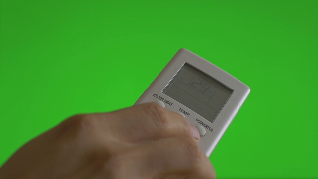 空调遥控器在绿屏背景上视频素材