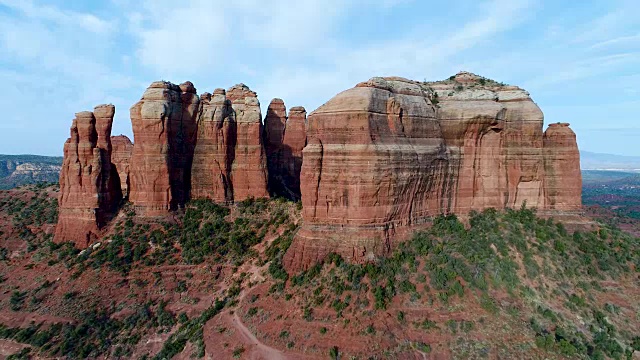 鸟瞰图大教堂岩石和周围的风景在亚利桑那州塞多纳视频下载