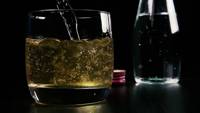 慢动作在一杯烈性酒精饮料中倒入苏打水视频下载