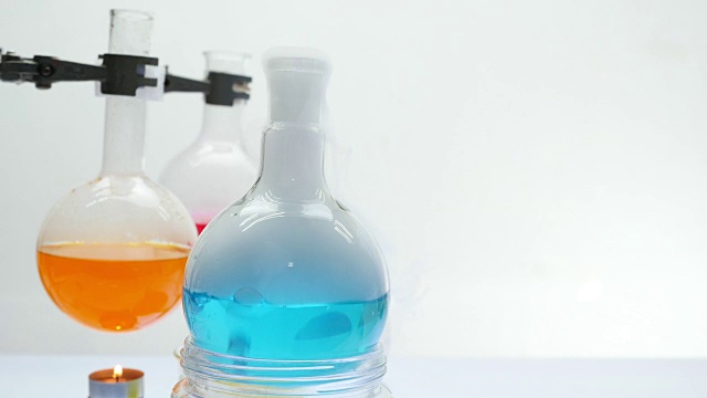 颜色的化学混合在罐子与复制空间视频下载