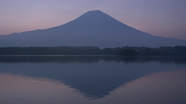 夏天富士山越过田uki湖视频素材