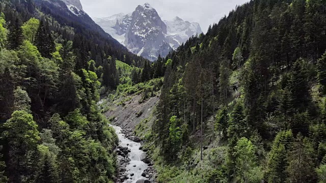 瑞士阿尔卑斯山的山溪随着冰川融化而奔流视频素材