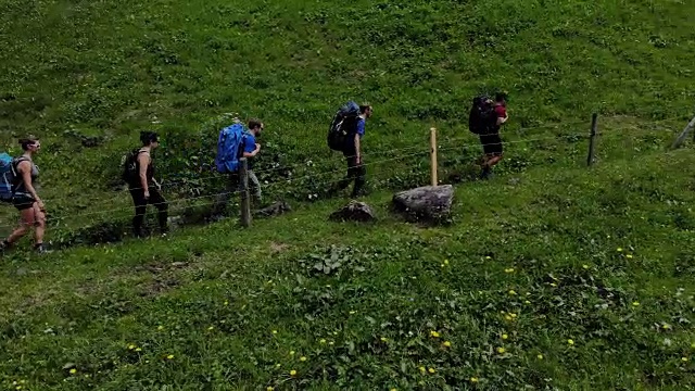 在阿尔卑斯山沿着带刺铁丝网的集体徒步旅行视频素材