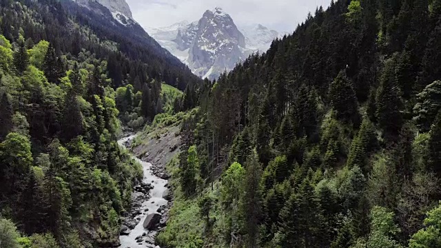 瑞士阿尔卑斯山的山溪随着冰川融化而奔流视频素材
