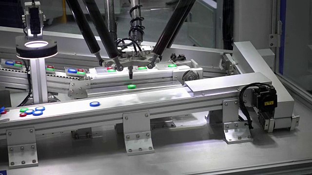 工业机器人的手执行在控制单元中编程的运动，工业4.0技术概念视频素材