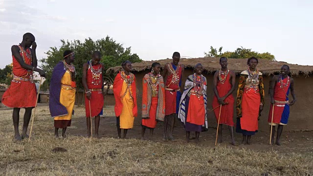 十名马赛男女在宽阔的视野中歌唱视频素材