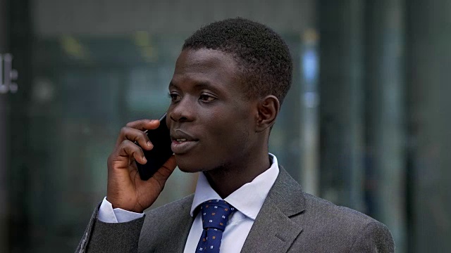 年轻的非洲黑人商人在市中心打电话视频素材