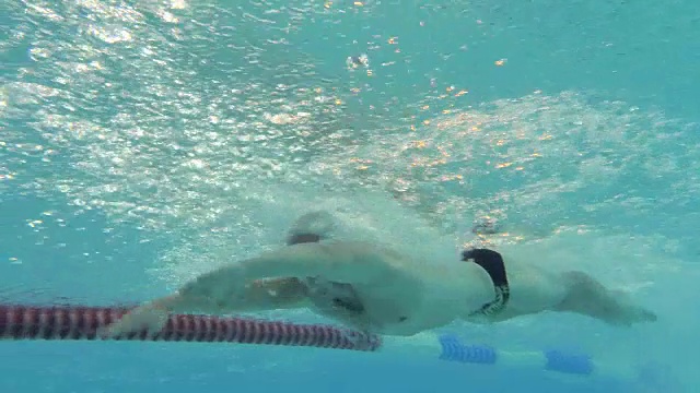 游泳者在水下做蝶泳动作，动作缓慢视频下载