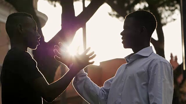 年轻的美国黑人在公园握手-慢动作视频下载