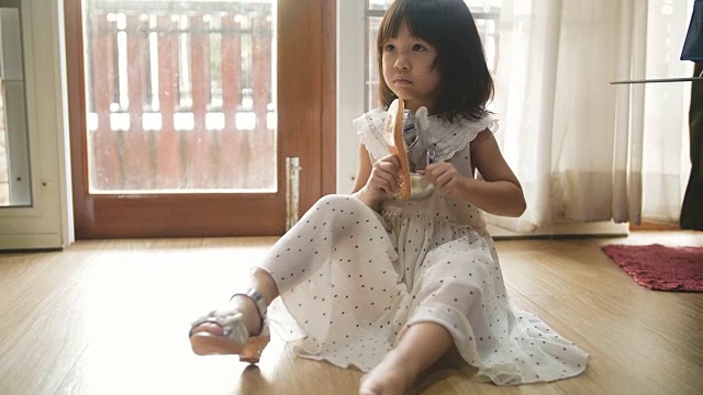 小女孩正在穿她的鞋子视频素材