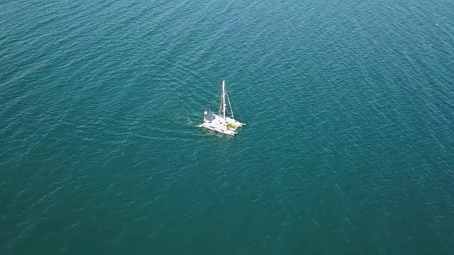 空中鸟瞰图从上面的大型帆船双体船在公海孤立视频素材