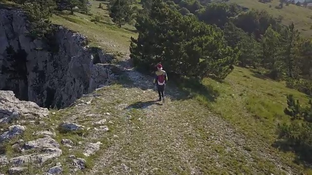 鸟瞰图的年轻人在不经意的徒步登山在一个夏天的一天视频素材