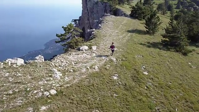 鸟瞰图的年轻人在不经意的徒步登山在一个夏天的一天视频素材