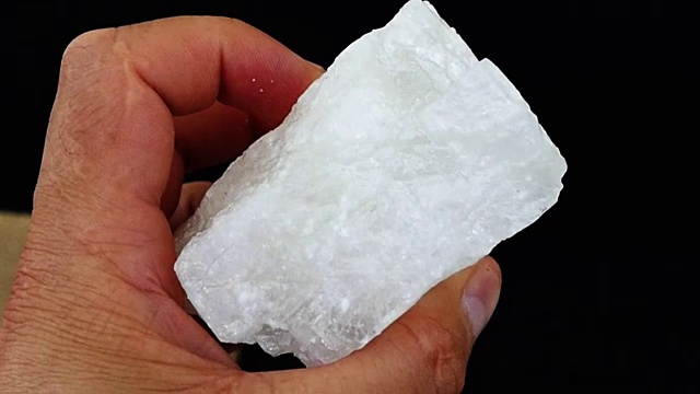 天然岩盐碎片在人的手中视频下载