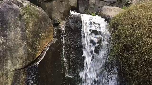 岩石水法的慢动作视频素材