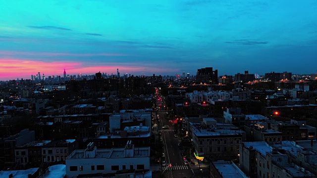 从布鲁克林远眺曼哈顿市中心，俯瞰住宅区。视频下载