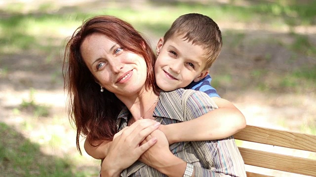 父母和孩子。小儿子抱着他妈妈-股票视频视频下载