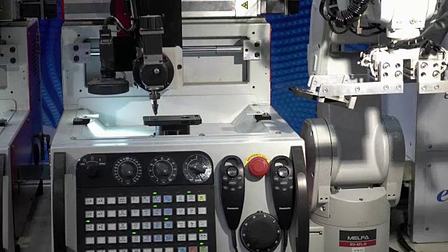 工业机器人的手执行在控制单元中编程的运动，工业4.0技术概念视频素材