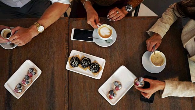 新鲜烘焙的蓝莓松饼在一个乡村的设置，牛奶和咖啡在上方的桌子与copyspace拍摄视频素材