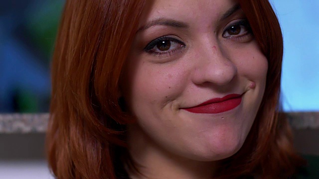 迷人的性感红发女人微笑在镜头-慢镜头-近距离视频素材