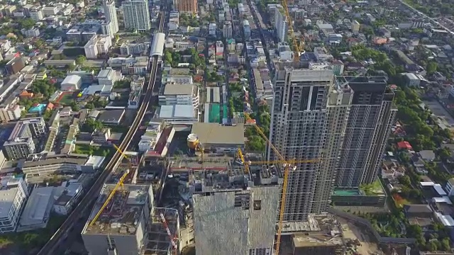鸟瞰图曼谷市收费公路，空中列车，建筑工地和河流视频素材