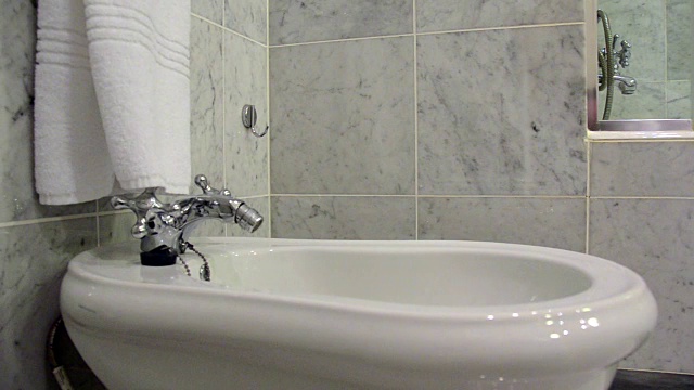 酒店房间的浴室细节视频素材