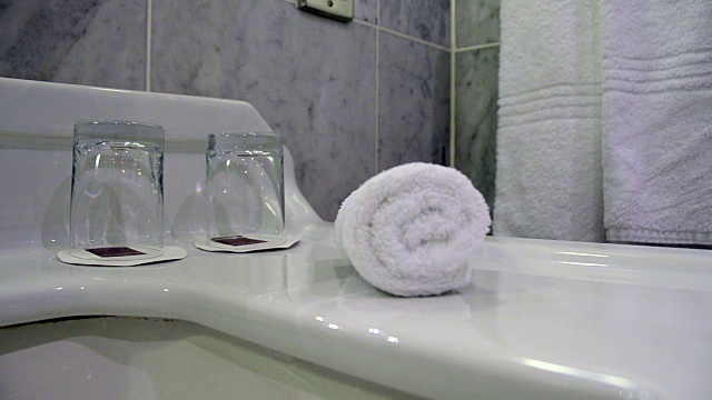 酒店房间的浴室细节视频素材