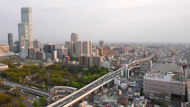 日本大阪市美术馆高架道路和绿色公园的交通状况视频下载