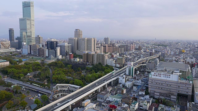 日本大阪道路交通立交桥空中全景图。视频下载