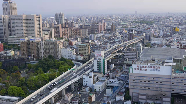 俯视图全景繁忙的交通通道，驾驶汽车和卡车通过，大阪，日本视频下载