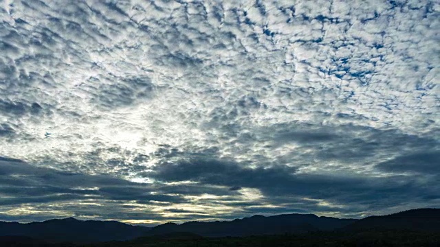 美丽的云天空在日出热带山脉，时间流逝视频视频素材