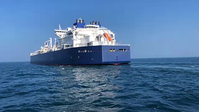 海上的液化天然气油轮视频下载