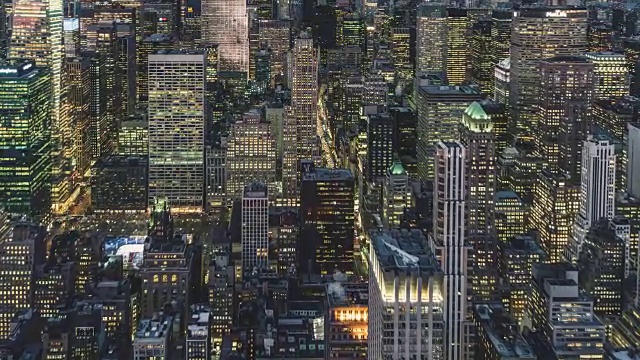 T/L ZI摩天大楼窗户闪烁，从黄昏到夜晚/曼哈顿，纽约视频下载