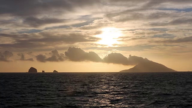 日出时从海上看到的白岛火山视频下载