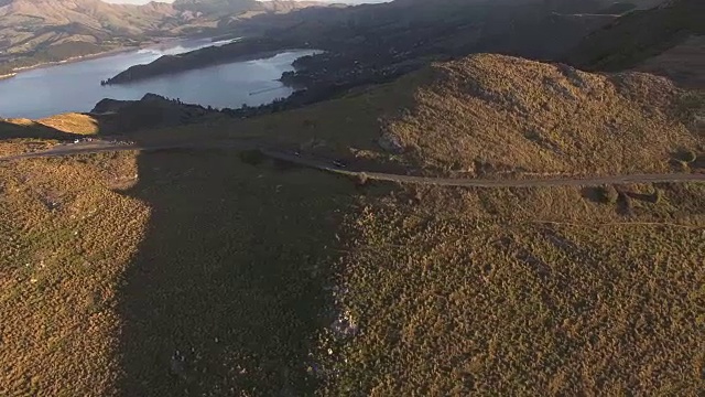山顶上的汽车和道路，克赖斯特彻奇港山视频下载