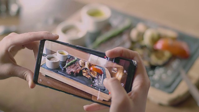 手机屏幕和食物照片的餐厅菜视频素材