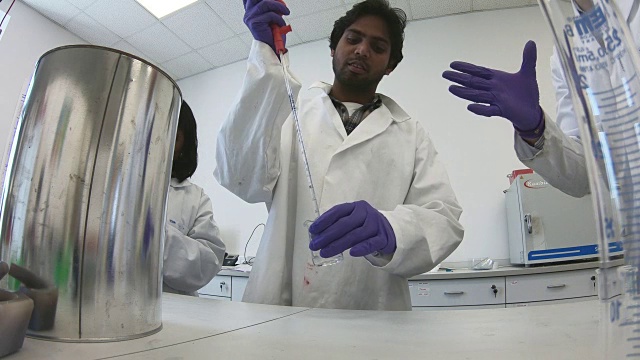 印度学生研究员正在学习如何准备科学样本视频下载