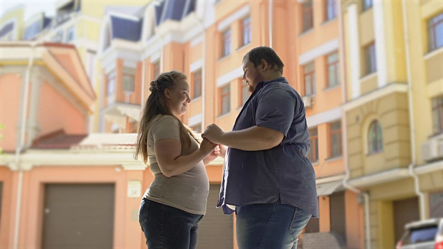 幸福的胖夫妇牵手在都市约会，温柔的关系视频素材