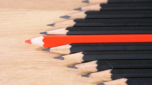 红色铅笔立在黑色铅笔上视频下载