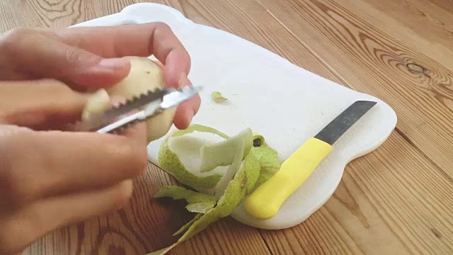 手的特写，削梨切片。视频素材