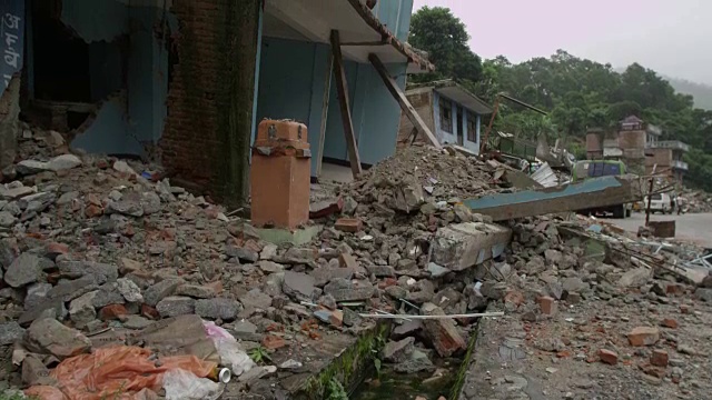 2015年7月31日，尼泊尔Barabise:将被摧毁的房屋慢慢倾斜到一楼视频素材