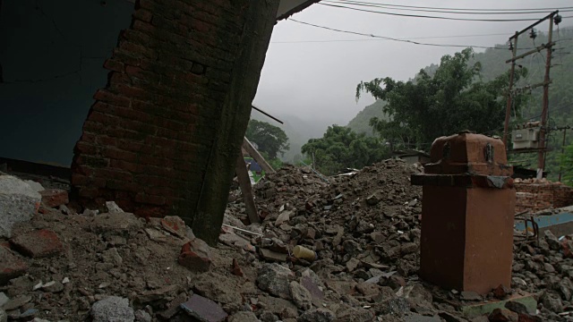 尼泊尔Barabise - 2015年7月31日:缓慢倾斜被摧毁的房屋视频素材