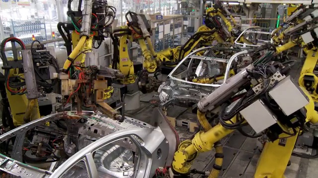机器人在汽车厂收集和焊接车身视频素材