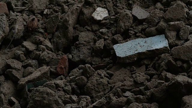 尼泊尔Barabise - 2015年7月31日:缓慢倾斜的瓦砾视频素材