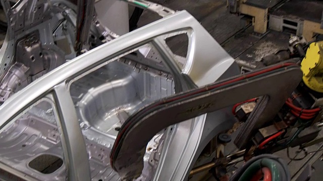 机器人在汽车厂收集和焊接车身视频素材