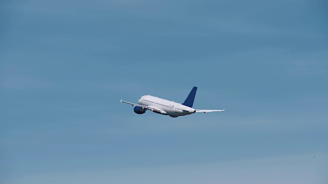 一架白色的飞机在蓝天上起飞了视频素材