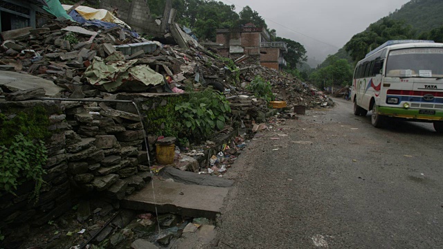 2015年7月31日，尼泊尔Barabise:公共汽车行驶在被毁的街道上视频素材