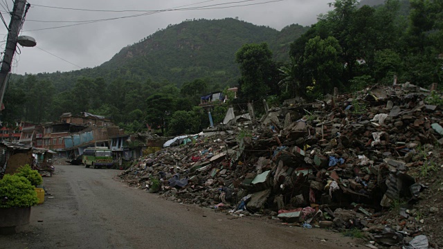 2015年7月31日，尼泊尔Barabise:街道上的房屋变成了瓦砾视频素材
