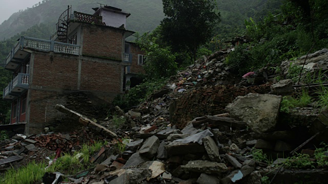 2015年7月31日，尼泊尔Barabise:街道上的房屋变成了瓦砾视频素材