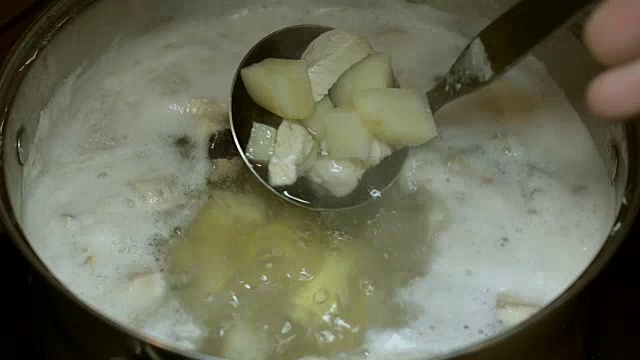 煮汤煮汤。视频素材
